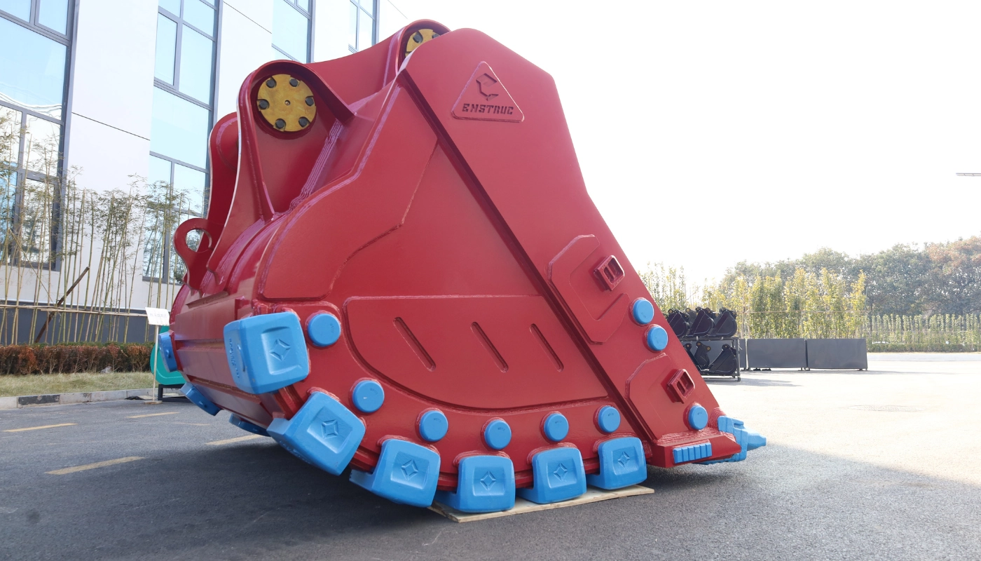 Heavy duty mining excavator bucket with integrated GET system and wear protection package