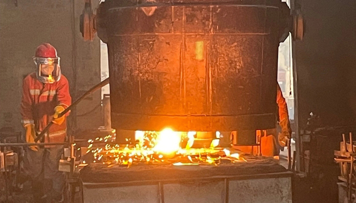 Molten steel pouring process in foundry producing mining bucket wear parts and ground engaging tools